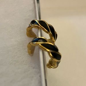 shiny goldtone and black classic scallop small huggie hoop earrings like new
